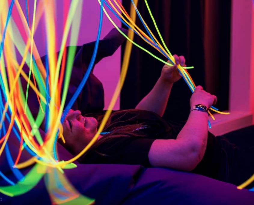 Animatrice avec ficelle lumineuse