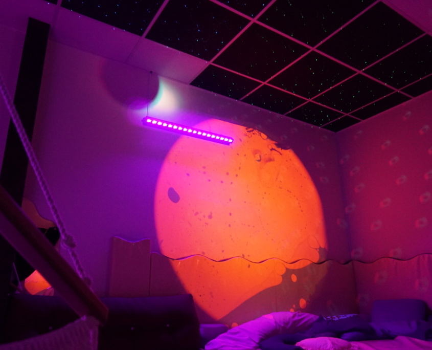 Projection de formes apaisantes dans la salle Snoezelen