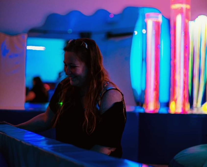 Animatrice dans la salle Snoezelen