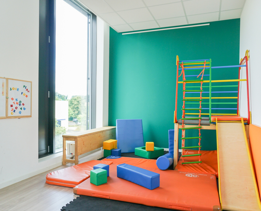 Salle verte avec jeux