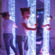 Enfants participant à une séance Snoezelen en ergothérapie dans un espace sensoriel