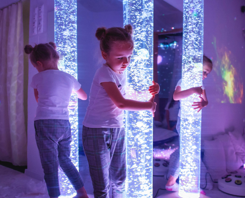 Ergothérapie Snoezelen – Stimulation multisensorielle Couleur Attitude Enfants participant à une séance Snoezelen en ergothérapie dans un espace sensoriel