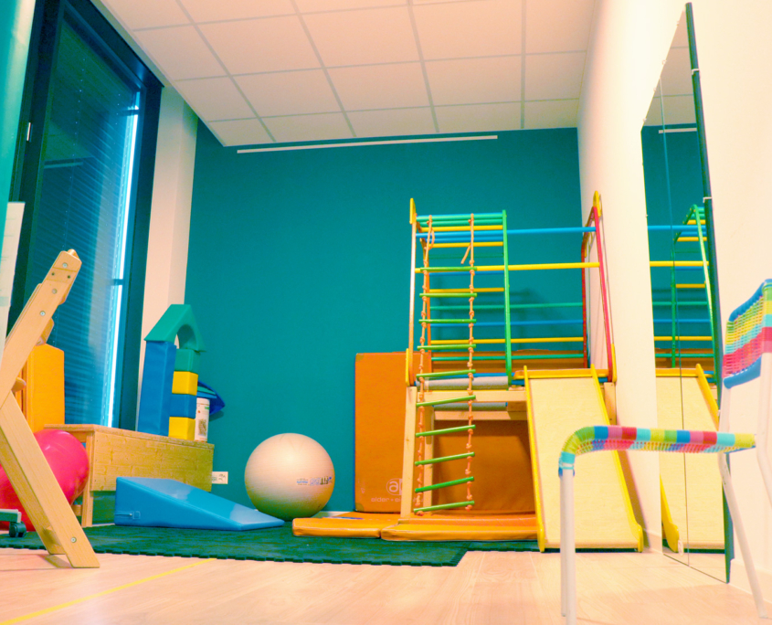 Salle avec échelle et jeux